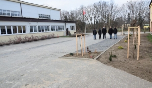 Remont nawierzchni z kostki betonowej i nowe nasadzenia na wewnętrznych placach Zespołu Szkół CKR w Starym Lubiejewie
