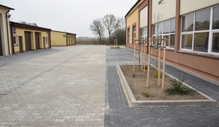 Remont nawierzchni z kostki betonowej i nowe nasadzenia na wewnętrznych placach Zespołu Szkół CKR w Starym Lubiejewie