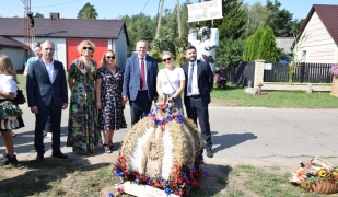 Gminno - Parafialne dożynki w Gutach - Bujno z udziałem delegacji ZS CKR w Starym Lubiejewie