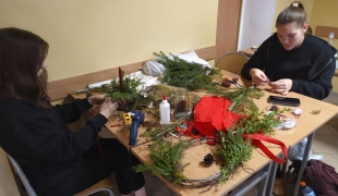 Jak uczniowie architektury krajobrazu w ZS CKR w Starym Lubiejewie przygotowywali świąteczne stroiki...