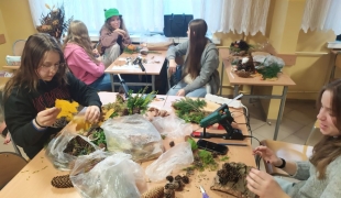 Jak uczniowie architektury krajobrazu w ZS CKR w Starym Lubiejewie przygotowywali świąteczne stroiki...