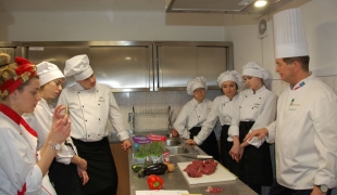 Nowe trendy i techniki w kuchni. Kuchnia molekularna - szkolenie dla klas gastronomicznych Zespołu Szkół CKR w Starym Lubiejewie