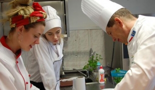 Nowe trendy i techniki w kuchni. Kuchnia molekularna - szkolenie dla klas gastronomicznych Zespołu Szkół CKR w Starym Lubiejewie
