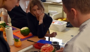 Nowoczesne kursy zawodowe dla uczniów klas gastronomicznych w ZS CKR w Starym Lubiejewie