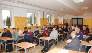 Nowoczesne techniki uprawy oraz siewu. Szkolenie dla uczniów ZS CKR w Starym Lubiejewie prowadzone przez przedstawiciela firmy FRICKE