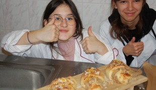 Szlakiem tradycji w kuchni - konkurs wypieku rogali świętomarcińskich w ZS CKR w Starym Lubiejewie