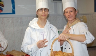 Szlakiem tradycji w kuchni - konkurs wypieku rogali świętomarcińskich w ZS CKR w Starym Lubiejewie