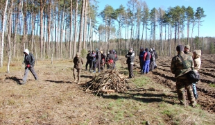 Uczniowie ZS CKR w Starym Lubiejewie sadzili las w leśnictwie Biel