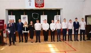 Uroczysta akademia z okazji Narodowego Święta Niepodległości w ZS CKR w Starym Lubiejewie