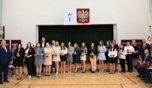 Zakończenie roku szkolnego dla klas maturalnych oraz rocznica uchwalenia Konstytucji 3-Maja w ZS CKR w Starym Lubiejewie