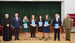 Zakończenie roku szkolnego dla klas maturalnych oraz rocznica uchwalenia Konstytucji 3-Maja w ZS CKR w Starym Lubiejewie