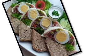 Galaretka z szynką jajkiem i warzywami podana z sosem chrzanowym - potrawa zajęła 3 miejsce w konkursie 
