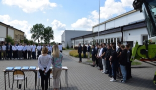 Wręczanie zaświadczeń z nauki jazdy kombajnem i stosowania środków ochrony roślin uczniom ZS CKR w Starym Lubiejewie