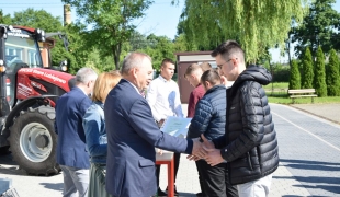 Wręczenie zaświadczeń o środkach ochrony roślin oraz zaświadczeń uprawniających do pracy kombajnem zbożowym w ZS CKR w Starym Lubiejewie